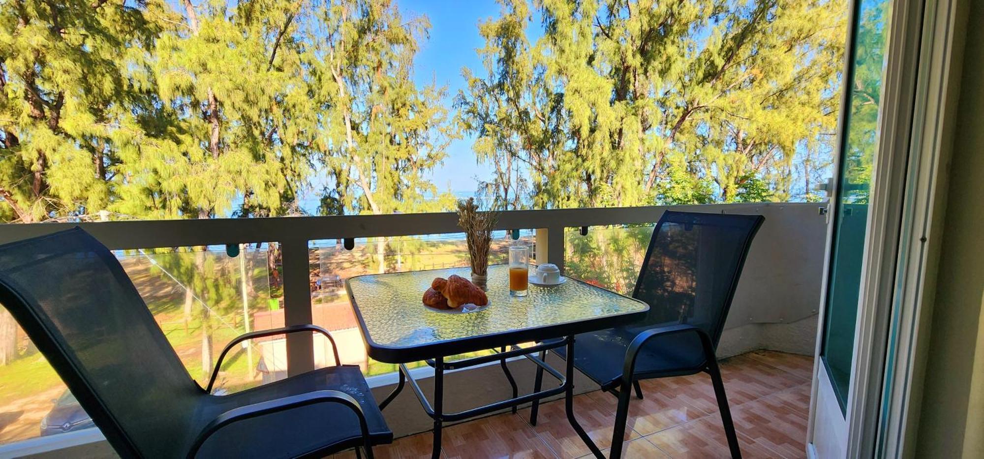 Phoenix Beach Apartments Sea View Flic en Flac Экстерьер фото