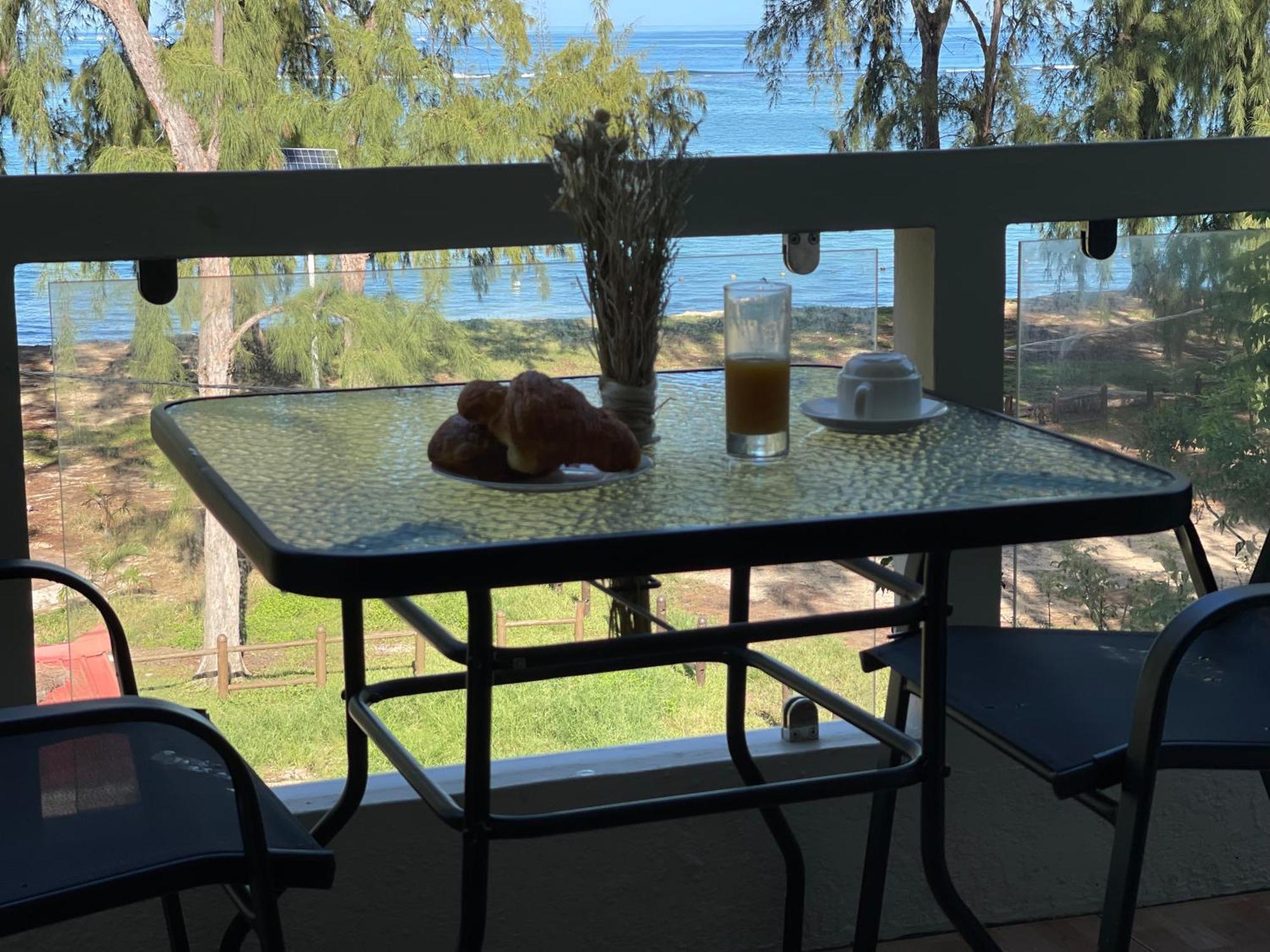 Phoenix Beach Apartments Sea View Flic en Flac Экстерьер фото